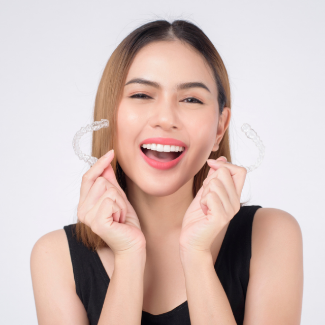 Spark-pacijentica-drzi--nevidljivi-aparatic-Ortolook-Zagreb